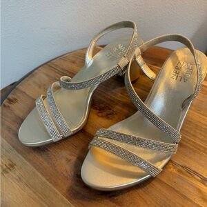 naturalizer dressy sandals with short heels. Golden color.